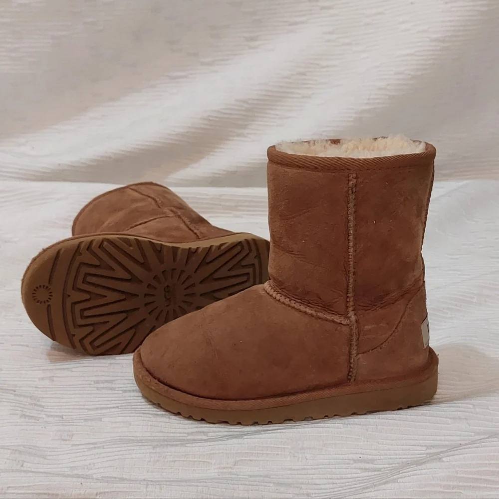 UGG Kids Short Shearling Lined Boots - Chestnut Brown Size 12